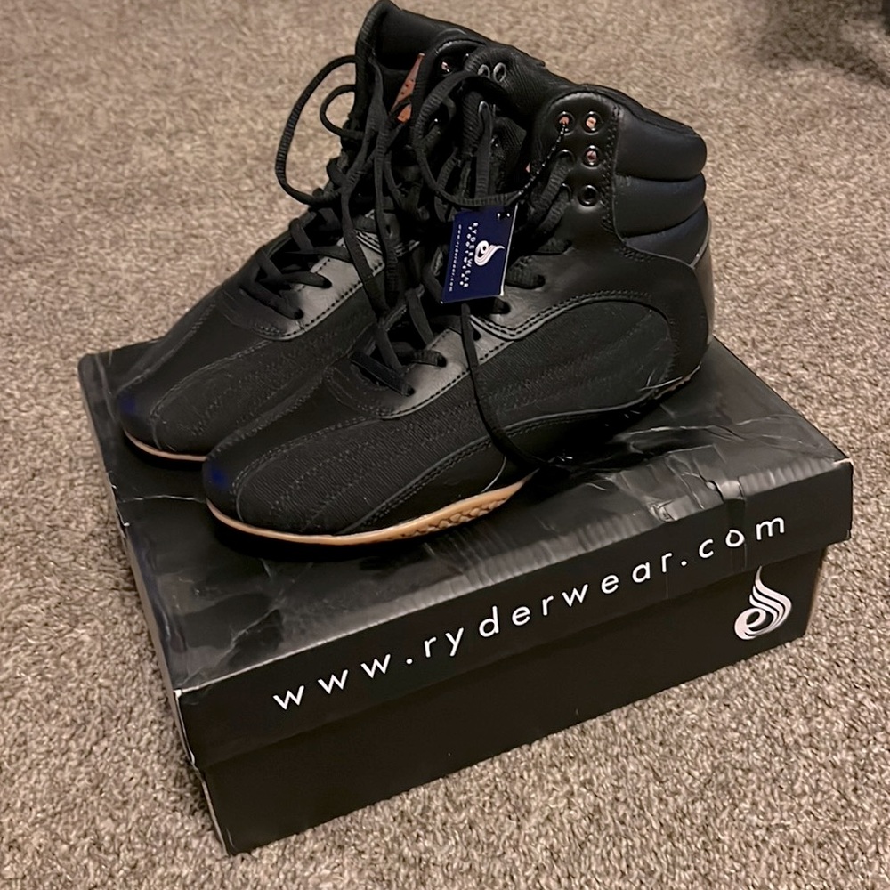 Ryder wear foot wear lighting shoe.